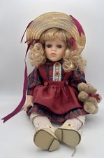 Porzellanpuppe mit Strohhut und Stoffteddy – Sammlerpuppe im Vintage-Stil