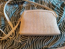 Umhängetasche, Neu, Beige-Natur. Aus Bast Material mit Kunstleder. Verstellbar.