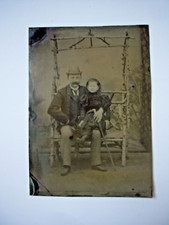Altes Ferrotype s/w Negativ von Vater und Tochter auf Gartenbank aus Birke