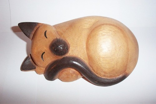 Schlafende katze holzfigur - schlafende,