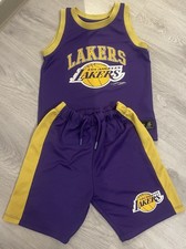 Los Angeles Lakers Basketball Outfit – Kinder Set (Trikot + Shorts), Größe 122