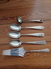 Konvolut Silberbesteck antik – 3 Löffel + Kelle + Tortenheber Punzen / Gravuren 