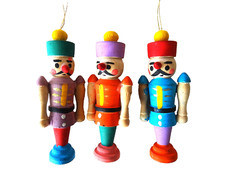 3 erzgebirgische Nussknacker