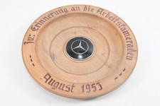 Q03K33- Holzteller mit Mercedes Emblem Erinnerung an die Arbeitskameraden 