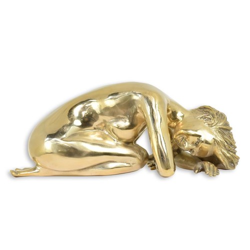 Bronzefigur liegender