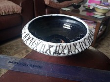 Hodmezovasarhelyi, UNGARISCHE KERAMIK. SCHWARZ-WEISSE IKEBANA-SCHÜSSEL. 16 cm Felgendurchmesser