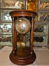 Antike mechanische Säulenuhr