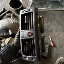 Mercedes-Benz W204 C-Klasse Luftdüse Warnblinker Mitte - A2048305754