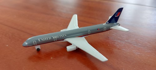 Flugzeugmodell boeing 757 - flugzeugmodell,