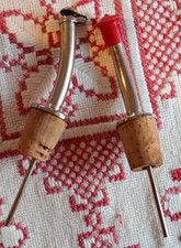 2 vintage Flaschenausgießer /Schnapsausgießer aus Metall