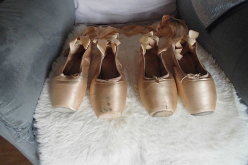 Paar alte ballettschuhe - 1,