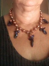 Kurze Kupferkette mit Veilchen aus Amethyststeinen, Halskette mit Veilchen