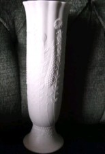 AK Kaiser M. Frey Biskuit-Porzellan Vase Weiß Nr. 620/22 Tischvase Relief Blumen