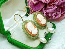 Goldene Kamee Ohrringe mit Peridot Kranz und Perlen Bommel, Gemme Ohrhänger