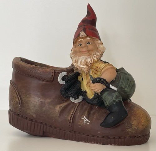 Vintage gartenzwerg auf schuh - gartenzwerg,