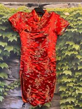 Elegantes Chinesisches Qipao-Kleid – Rot mit Drachenmuster – Größe 34