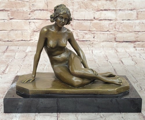 European nude sitzende frau - nude,