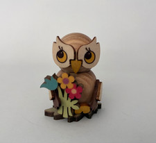 Eulenkind mit Blumenstrauß