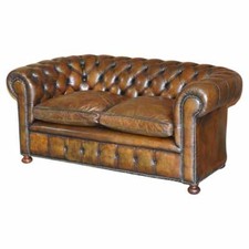 ATEMBERAUBENDES ANTIKES VOLLSTÄNDIG RESTAURIERTES ZIGARRENBRAUNES LEDER CHESTERFIELD SOFA WALNUSS