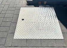 Vollverzinkter Schachtdeckel mit Rahmen, Fa. Hörnemann, 90cmx90cm, NP. 1200,- €,