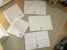 Tischdeckchen Seit in weiß mit lila Blume