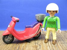 Frau mit Motorroller Figur