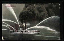 AK Portland, Oregon, Fire Boat der Feuerwehr unter Dampf mit aktivierten Wasser 