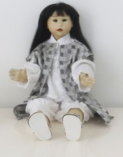 Repro- Künstlerpuppe "Asiatin" (Höhe 56 cm) von Hildegard Günzel - mit Kleidung