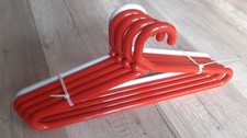 5x Kleiderbügel, Kunststoff, 44cm, 1x Weiß und 4x Rot