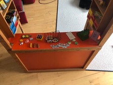 Kaufmannsladen/Puppentheater mit viel Zubehör Maße: Aufgeklappt 110x80x40cm