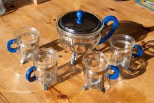 BODUM CHAMBORD Tee-Set mit Teekanne und 4 Henkelgläsern mit blauen Griffen