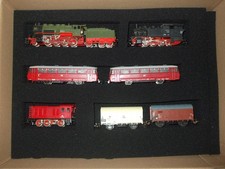 Ein Karton mit 4 Loks und 2 Güterwagen in TT für die Eisenbahnanlage