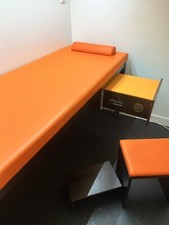 Liegen, Behandlungsliege, inkl. Hocker, Tritt, Garderobe, geschreinert