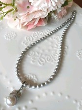 Set! Hochwertige glänzende Graue perlen Kette Mit einem grauen Barock Anhänger