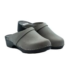 Grau schwedische Holzclogs Leder mit gestreiftem niedrigem Absatz geschlossen