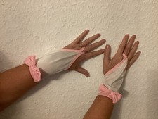 Hübsche Stulpen/Handschuh in weißem Satin mit rosa eingefasst und rosa schleifen