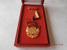 Banner der Arbeit Stufe III mit Etui und Spange, Neu original DDR, ungetragen