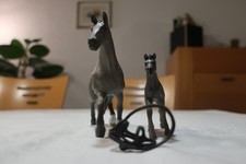 Schleich Pferde, Konvolut Familie mit 2 Pferden und Sattel/Zaumzeug, G20