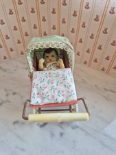 Alter Puppenhaus-Puppenstuben Kinderwagen mit Puppe, DDR Spielzeug, Ostalgie