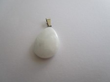 KETTEN ANHÄNGER OVAL MILCHIG WEISSER STEIN 1,5 x 1,6 CM SILBERFARBENE ÖSE