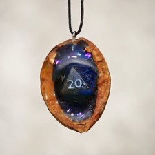 DnD Würfel  Anhänger mit Walnuss