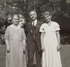 Meissen Familie Ehepaar Vater Mann Frau Mutter stehen Tochter 20er Jahre Foto