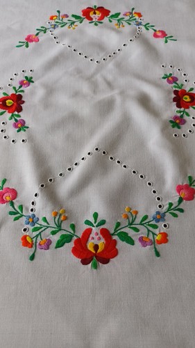 Tischdecke handbestickt und