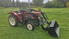 Kleintraktor mit Frontlader mit Schwimmstellung 