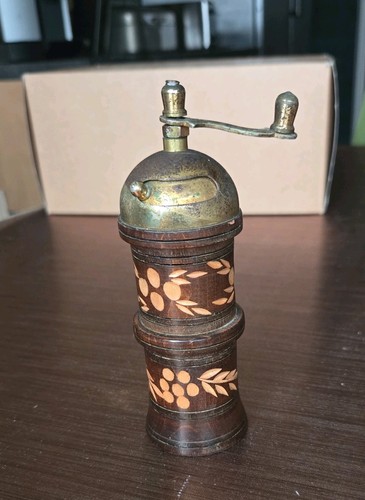 Kleine alte pfeffermühle aus - kleine,
