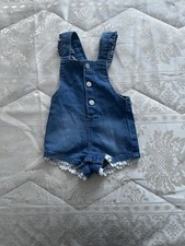 Süße Baby-Jeanslatzhose mit