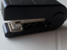 Tacker - SKREBBA – Heftgerät – schwarz - skre pop - 24/6 – Heftklammern werden n