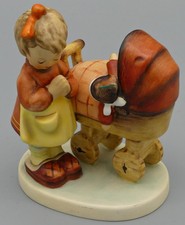 HUMMEL GOEBEL FIGUR PUPPENMÜTTERCHEN MÄDCHEN MIT PUPPE & PUPPENWAGEN