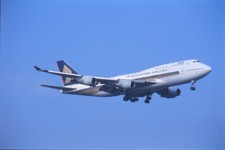 Dia 9V-SPH Boeing 747-412 Singapore Airlines Flugzeug 35mm ungerahmt O113-3-4