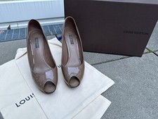 100% ORIGINAL LOUIS VUITTON PEEP TOES PUMPS LACKLEDER BRAUN Gr 38 TOP !